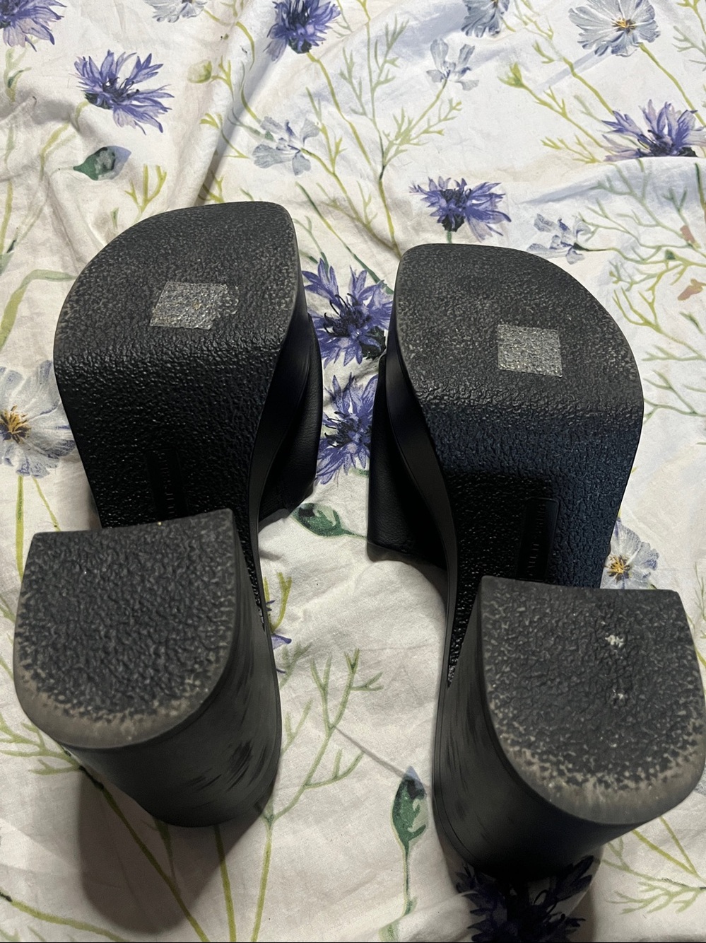 👡 Bold Black Platform Heels! 🖤 - Picture 6 of 6
